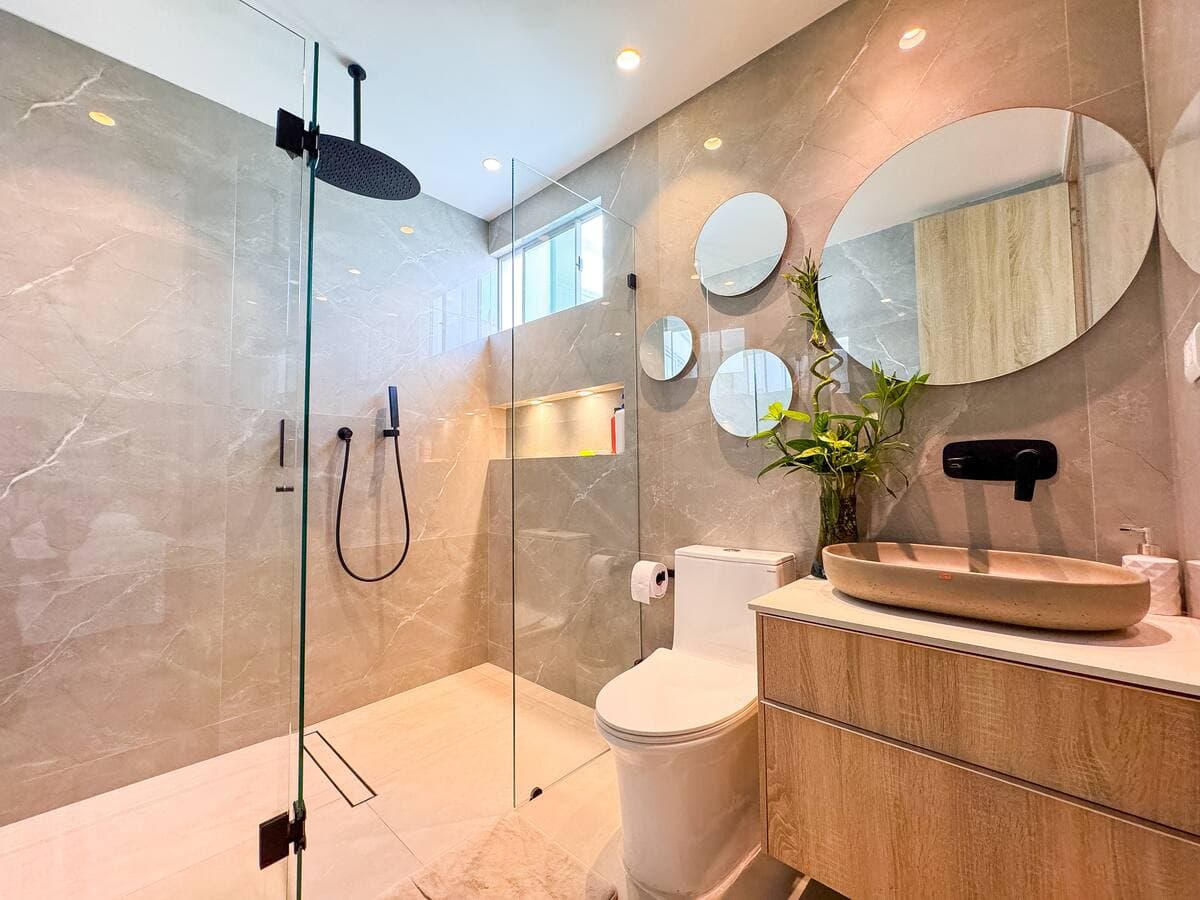 Ensuite in marble and stone