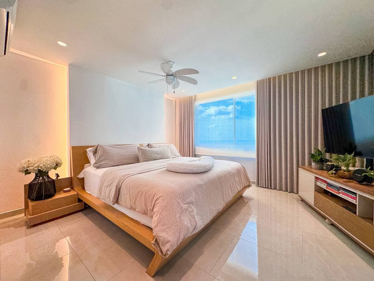 Principal suite, facing the sea