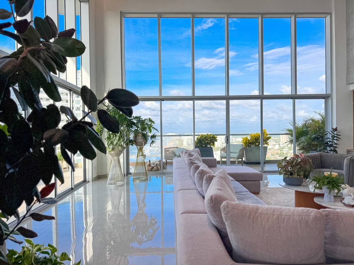 Double-height living salon